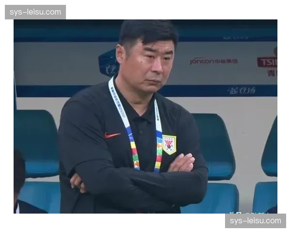 韩鹏调整黄政宇位置加固中场屏障，泰山利用长传调度制造王国明出击失误